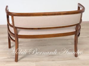Divanetto a pozzetto stile Liberty in legno imbottito e rivestito con tessuto